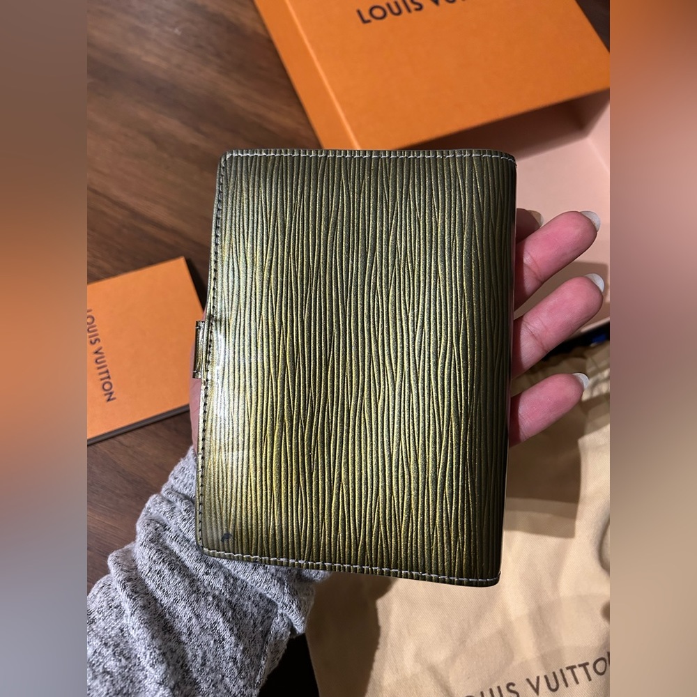 Gold-Green Louis Vuitton Epi Agenda with Pen, dust bag, and box - Picture 5 of 8